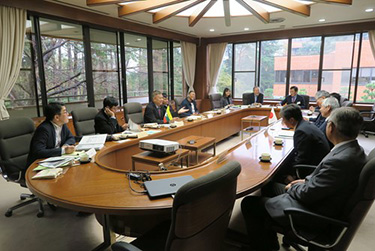 表敬後の理事長ほか役員との意見交換の様子