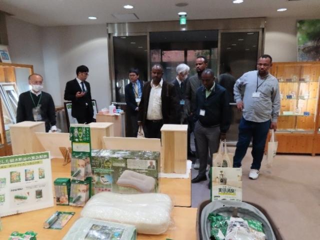 もりの展示ルームの見学の様子