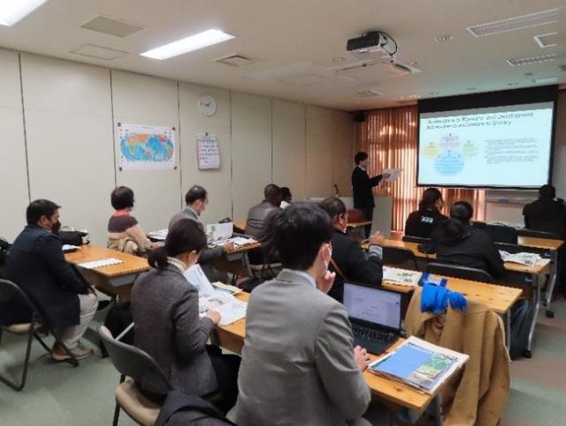 森林総合研究所の概要説明の様子