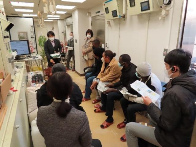温暖化影響実験棟の見学の様子