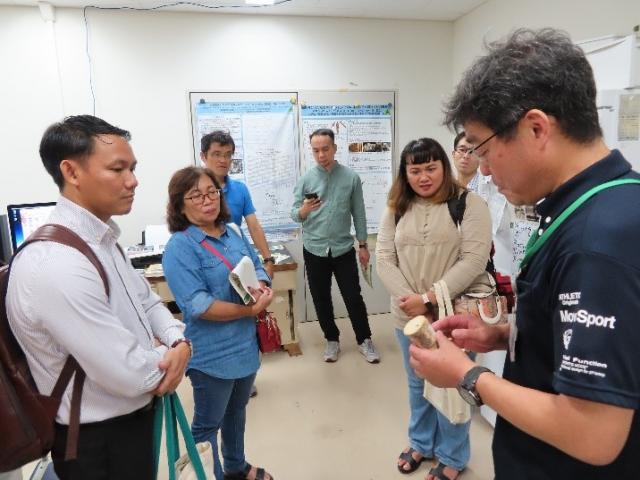 木材標本の説明を受ける様子