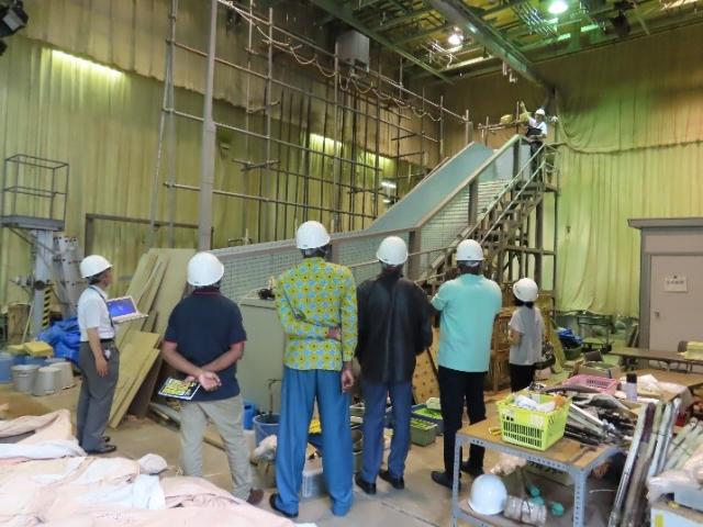 防災特殊実験棟で土石流実験施設の見学