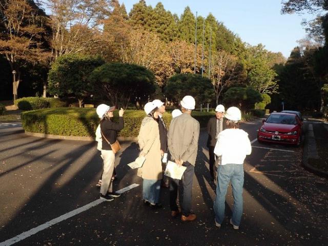 樹木園で説明を受ける様子