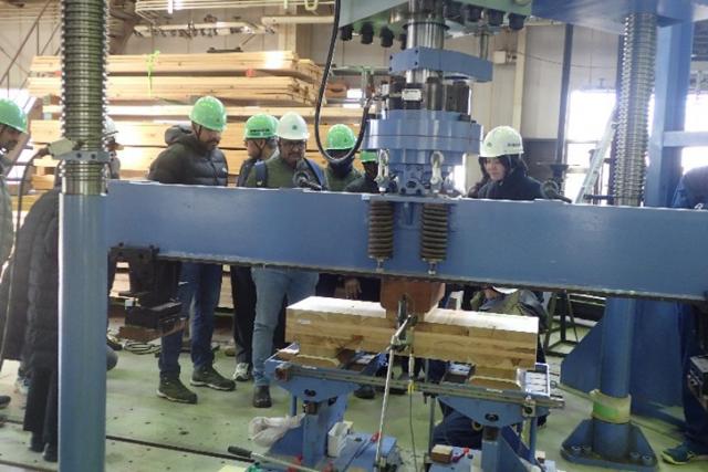 実験施設見学の様子