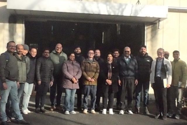 実験施設前での記念撮影