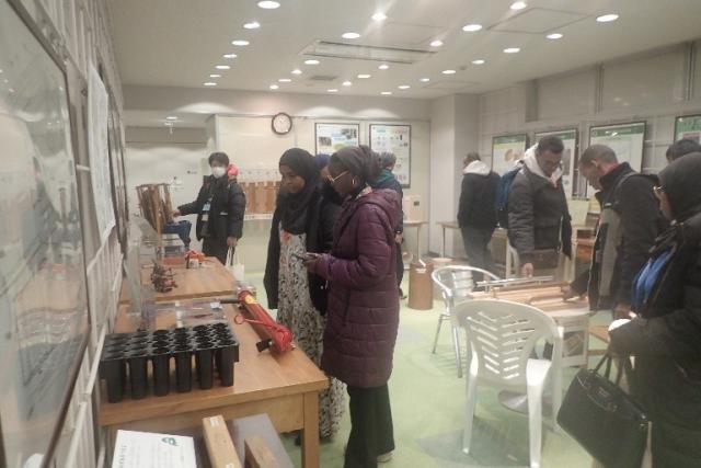 もりの展示ルーム見学の様子