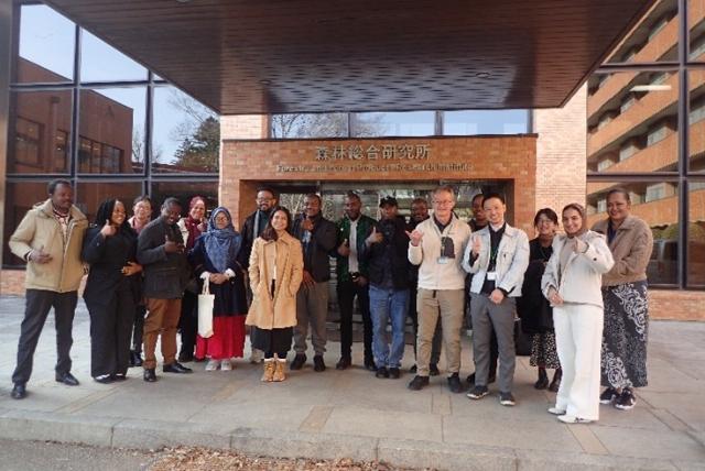 正面玄関での記念撮影