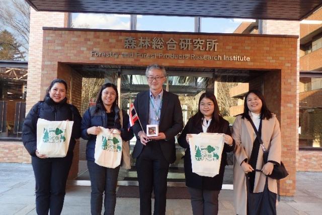 正面玄関での記念撮影