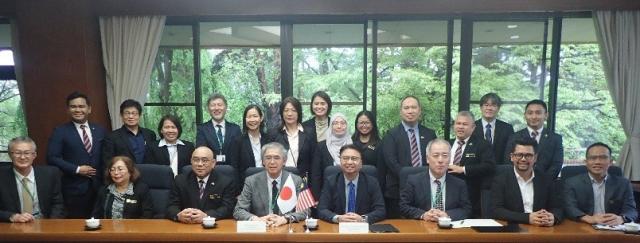 表敬訪問時の記念撮影