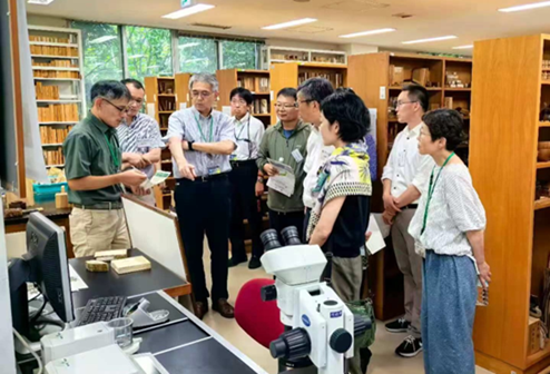 木材標本室見学の様子2