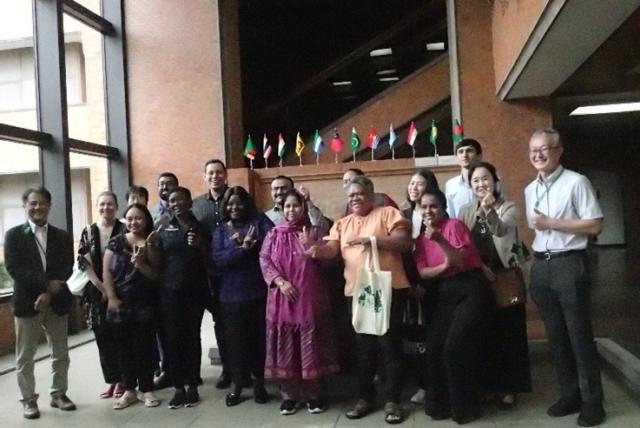 正面玄関ホールでの記念撮影