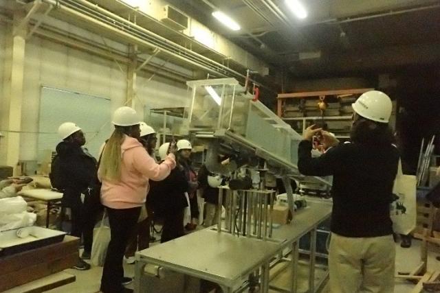 実験施設見学の様子