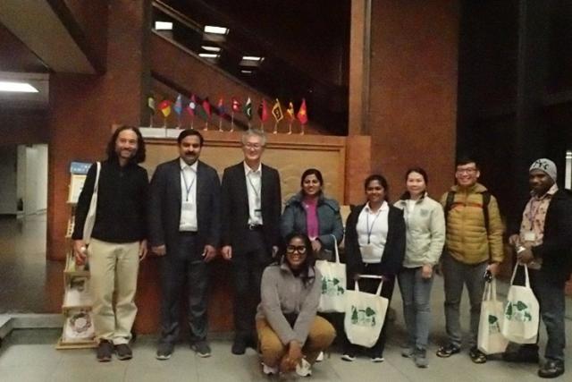 正面玄関ホールでの記念撮影