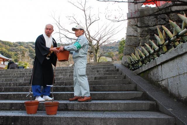 親木の前で里帰り（清水寺仁王門のウメ）