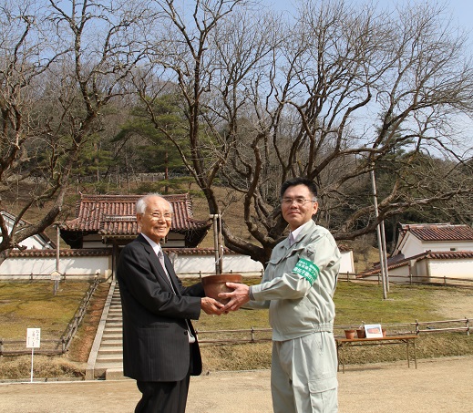 親木の前で里帰り（旧・閑谷学校カイノキ）