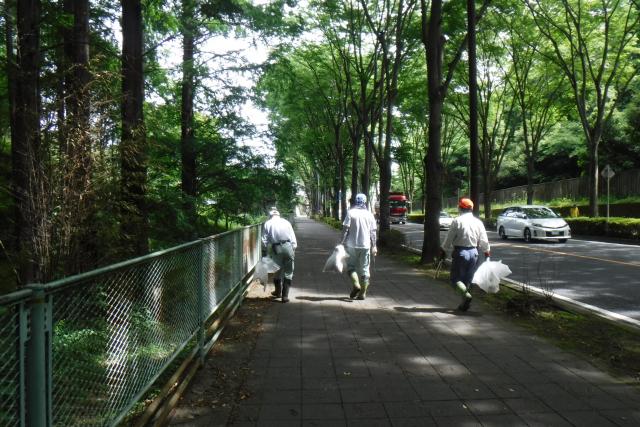 構外清掃の様子の写真