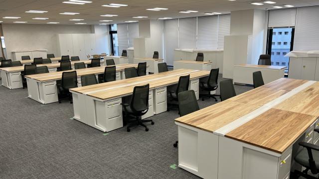 写真7国産スギ材を天板として使用した事務机（九州整備局）