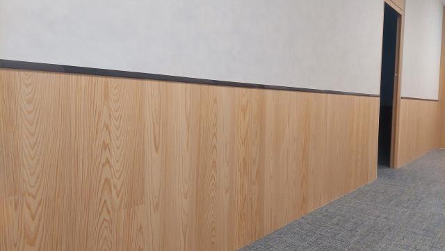 写真9福岡県産スギ材を使用した執務室腰壁（九州整備局）
