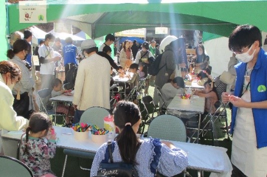 子供から大人まで多くの人たちが参加している写真