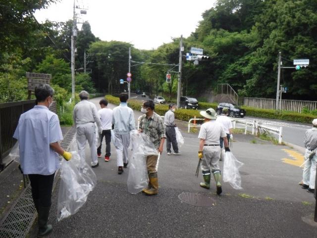 構外の清掃写真（多摩森林科学園）