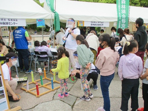 人気のイベントを待ちながら、輪投げを楽しむ様子の写真