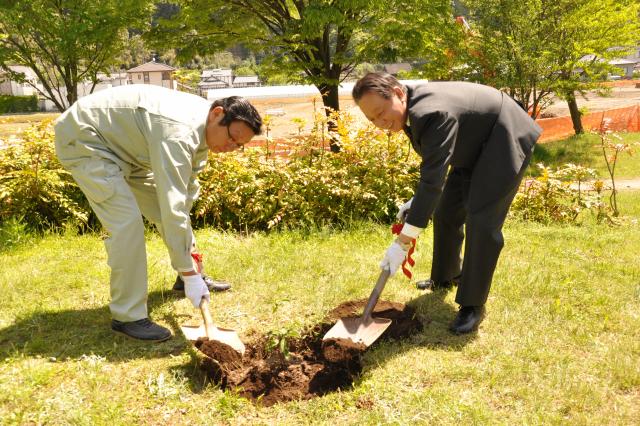甲佐町長との植樹