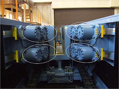 写真２　引張りチャック後方に付属された油圧制御によるロック機構