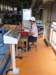 写真３　作業デッキ上に設置された計測及び自動制御ユニット