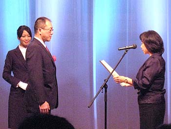 写真2：農林水産大臣賞の授与2