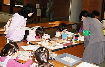 写真7：木のバッジ作り