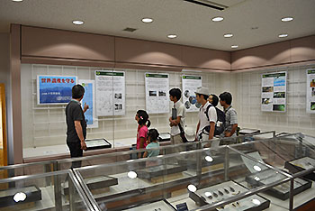 写真1：企画展「小笠原諸島 世界遺産を守る」の説明