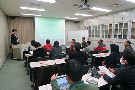 写真1：インドネシア政府環境林業省附属高校の見学の様子