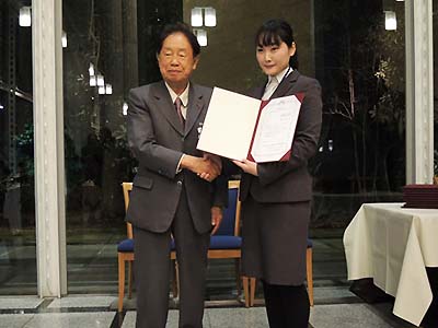 写真1：江崎玲於奈会長より賞状を授与される