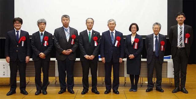 写真1：左から4人目（沖修司 林野庁次長）、5人目（沢田治雄 森林総合研究所理事長）