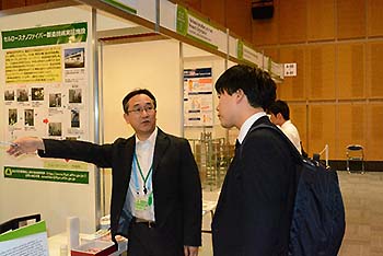 2 )環境にやさしいセルロースナノファイバー製造法の展示ブース