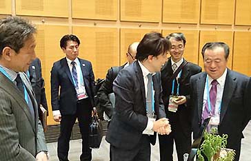 3) リグニンの展示ブース。橋本昌茨城県知事（右端）と市原健一つくば市長（左端）が視察