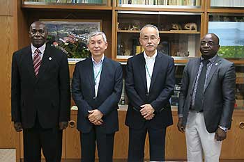 写真1：森林総局長 Sailors氏、沢田理事長、桂川理事、森林技官Macuacua氏