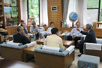 写真2：理事長室での様子