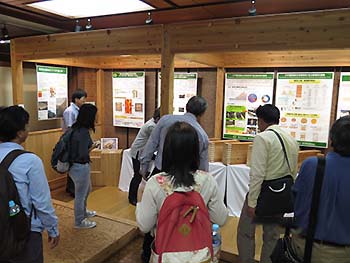 写真6：正面玄関で展示の説明を受ける1