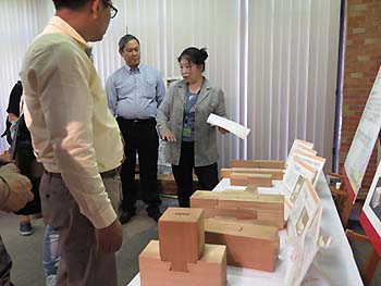 写真7：正面玄関で展示の説明を受ける2