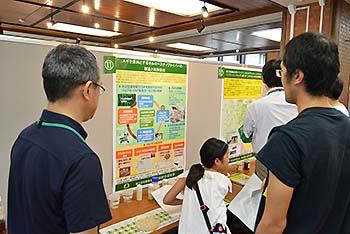 写真1：研究成果の説明展示