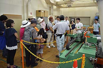 写真：木材のフィンガージョイント接合の実演