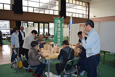 写真1：ウッドクラフト(イス型飾り台)の様子1