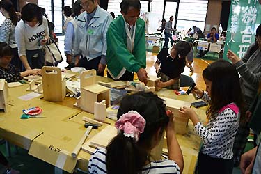 写真2：ウッドクラフト(イス型飾り台)の様子2