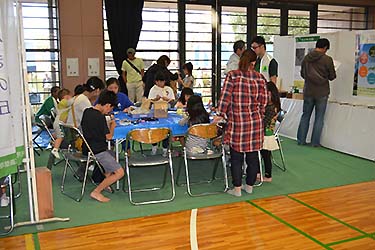 写真4：ウッドクラフト(木製バッジ)の様子