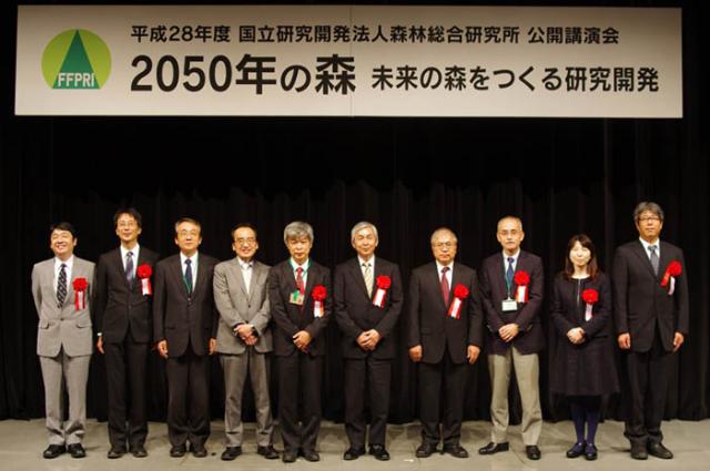 写真8：講演者との記念撮影