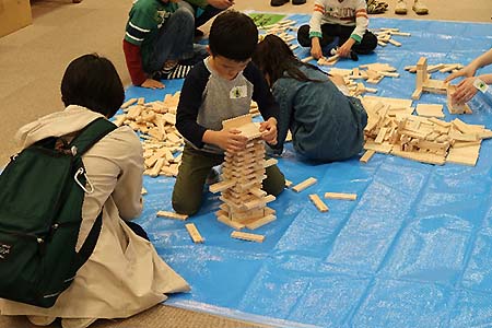 写真5：ヒノキのブロック遊びの様子1