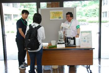 写真07：樹木の香り成分抽出実演