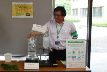 写真08：樹木の香り成分抽出実演