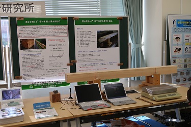 重さを測らず、音で木材の重さを知る実験装置の写真